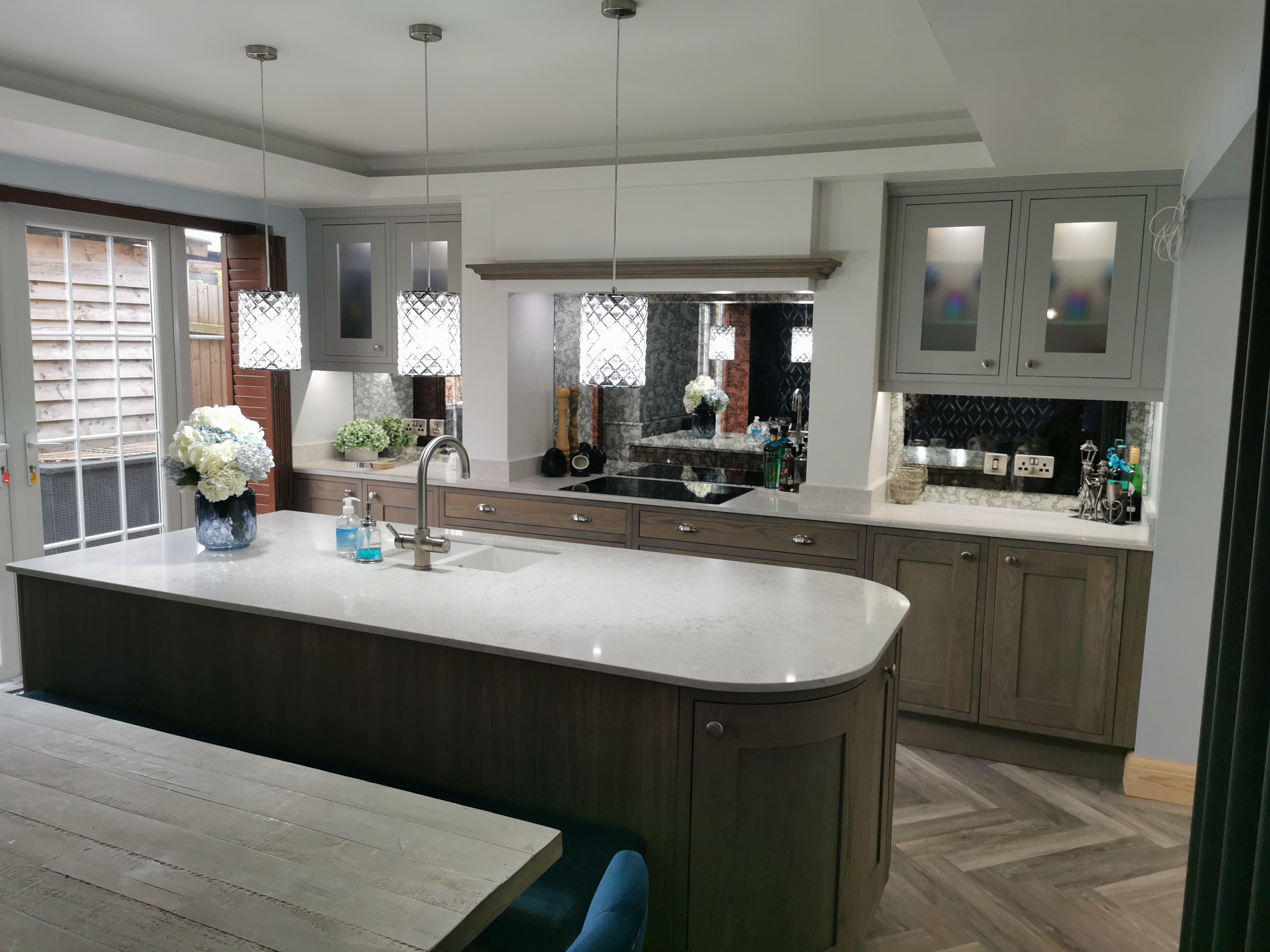 Traditional Kitchen with Mirror Splashback